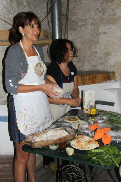 Komarno (Słowacja), wydarzenia projektu „Active Creative” 6 – 8 września 2013 r., reprezentanci Bułgarii przygotowują chleb
