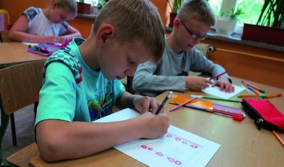Dzieci w szkole podstawowej na Górnym Śląsku realizują swoje prace rysunkowe w projekcie „Płynna tożsamość. Przeszłość i przyszłość w rysunkach dzieci reprezentujących zanikające kultury”. Fot. Sławomir Brzoska