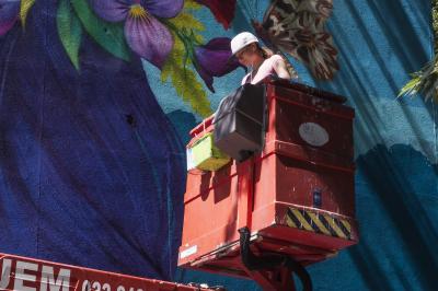 Natalia Rak w trakcie realizacji muralu w Bielsku-Białej, fot. Krzysztof Morcinek