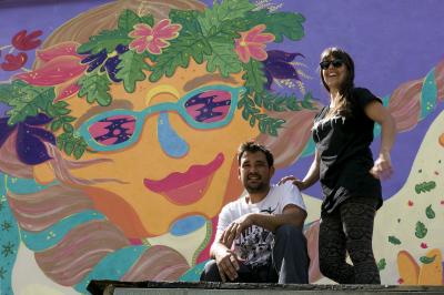 Artyści z grupy Olliemoonsta w trakcie realizacji muralu