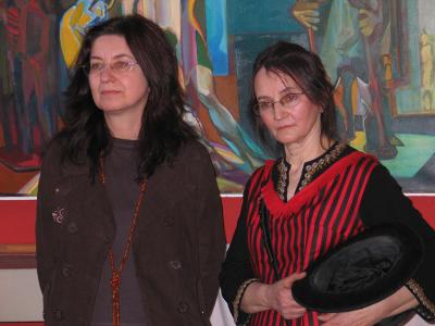 Otwarcie wystawy, od lewej dyrektor Galerii Bielskiej BWA Agata Smalcerz i menadżer projektu Helena Dobranowicz, 20 kwietnia 2009
