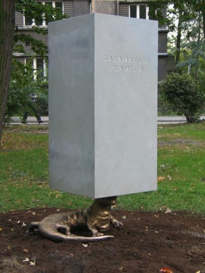 Rzeźba Anny Daniell Salamandra plamista, skwer przy ul. Bohaterów  Warszawy, fot. Grażyna Cybulska