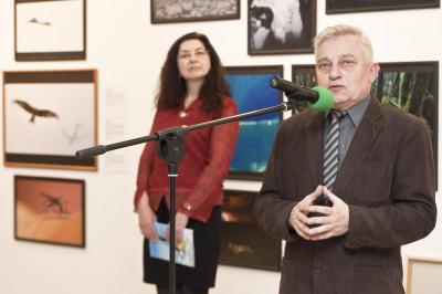 Jerzy Zegarliński, kurator wystawy Fotografia Dzikiej Przyrody 2012, od lewej Agata Smalcerz, dyrektor Galerii Bielskiej BWA, fot. K. Morcinek