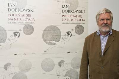 Jan Dobkowski w przestrzeni swojej wystawy Pohuśtaj się na nitce życia, fot. Krzysztof Morcinek