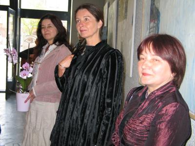 Otwarcie wystawy Janusza Karbowniczka, od lewej Agata Smalcerz, Jagoda Adamus, Elżbieta Kuraj, 24 kwietnia 2009