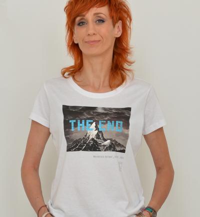 Małgorzata Rozenau w koszulce z reprodukcją swojej pracy