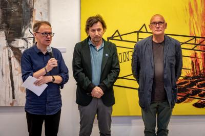 Wernisaż wystawy INTUICJA MALARZA. Od lewej: kurator wystawy Krzysztof Morcinek, Daniel Balabán, Jarosław Modzelews