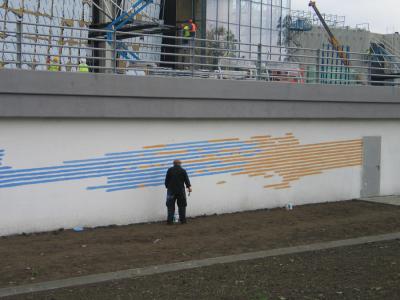 Leon Tarasewicz podczas malowania muralu, 12 maja 2009