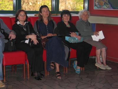 Otwarcie wystawy, od lewej zastępca dyrektora Zespołu Szkół Plastycznych w Bielsku-Białej Sabina Staniura, Jagoda Adamus, Lidia Sztwiertnia, Halica Gocyła-Kocyba, 20 kwietnia 2009