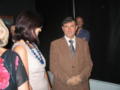 Otwarcie wystawy, na zdjęciu Andrzej Janaczek - prezes Zarządu Zakładów Tłuszczowych Bielmar, dyrektor galerii Agata Smalcerz, 3 września 2009