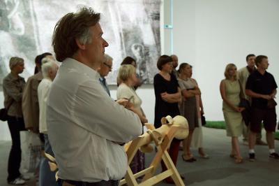 wernisaż wystawy preMedytacje / Gesty, pierwszy z lewej Janusz Bałdyga, 8 lipca 2010. Fot. Krzysztof Morcinek