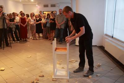 Performance Łukasza Trusewicza, 8 lipca 2010, Galeria Bielska BWA, fot. Krzysztof Morcinek