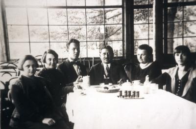 Wilhelm i Maria Bergerowie (4 i 5 od lewej) z rodziną na werandzie hotelu Emmenhof, lata 30. XIX w., wł. Joachim Andraschke Bamberg