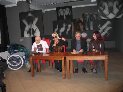 Spotkanie z artystą, od lewej Andrzej Lachowicz, Natalia LL, Adam Sobota, Agata Smalcerz
