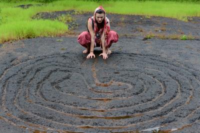 Izabela Ołdak przy geoglifie, Ugalismol, Goa, Indie