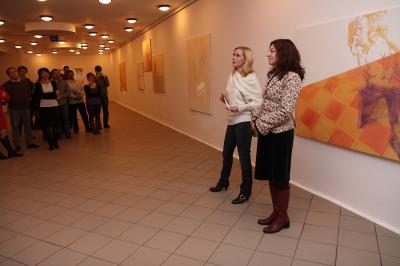 Wernisaż wystawy Joanny Rzeźnik, od lewej Joanna Rzeźnik i Agata Smalcerz, dyrektor Galerii Bielskiej BWA, 5 stycznia 2011, fot. K. Morcinek