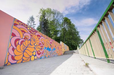 Realizacja muralu przez Izabelę Ołdak, fot. M. Jaworek