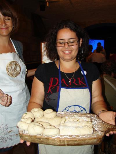 Komarno (Słowacja), wydarzenia projektu „Active Creative” 6 – 8 września 2013 r., reprezentanci Bułgarii przygotowują chleb