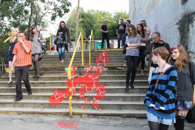 Finał rezydencji BEYOND TIME/ POZA CZASEM 2013, realizacja malarska Alessandro Di Massimo pt. Fragile, schody na targowisku przy ul. Lompy
