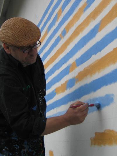 Leon Tarasewicz podczas malowania muralu, 12 maja 2009