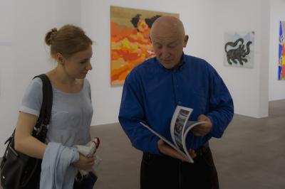 Spotkanie z Ryszardem Grzybem w Galerii Bielskiej BWA, od lewej Jolanta Skorus, dyrektor Sosnowieckiego Centrum Sztuki - Zamek Sielecki