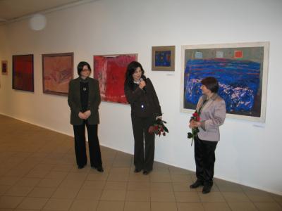 Otwarcie wystawy, od lewej kuratorka wystawy Grażyna Cybulska, dyrektor galerii Agata Smalcerz, artystka Elżbieta Kuraj