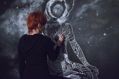 Małgorzata Rozenau w trakcie rysowania muralu, fot. Krzysztof Morcinek