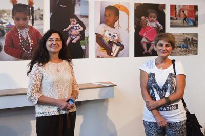 Agata Smalcerz, dyrektor Galerii Bielskiej BWA (z lewej) i Jolanta Kozłowska, autorka wystawy Dzieci w krainie krokodyli, podczas wernisażu, fot. K. Morcinek