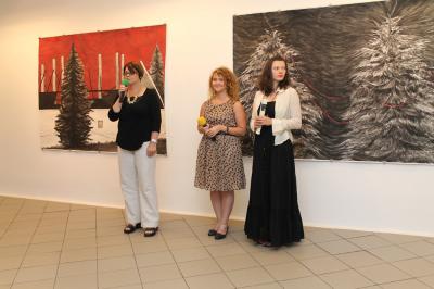 Wernisaż wystawy LOOP, 9.08.2013, od lewej Grażyna Cybulska, Justyna Łabądź, Izabela Ołdak
