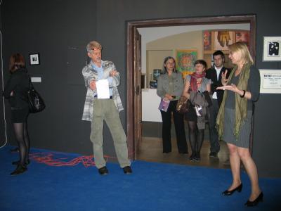 Oprowadzanie kuratorskie, pierwsza z prawej kuratorka wystawy Ewa Gorządek, 15 maja 2009
