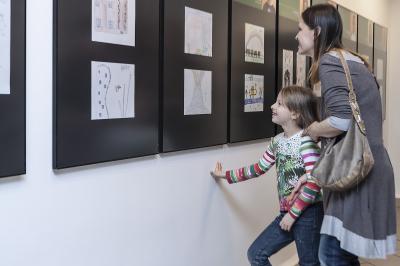 Otwarcie wystawy Sławomira Brzoski - Płynna tożsamość. Przeszłość i przyszłość w rysunkach dzieci reprezentujących zanikające kultury.