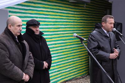 Uroczyste odsłonięcie muralu, od lewej Prezydent Miasta Bielska-Białej Jacek Krywult, Leon Tarasewicz, prezes spółki Gemini Park Rafał Sonik, 14 grudnia 2009, fot. K. Morcinek