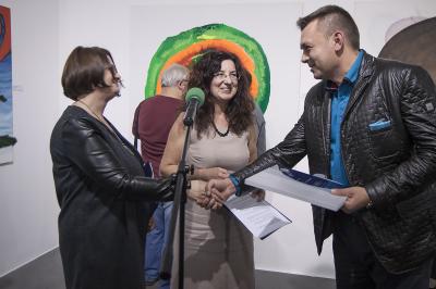 Adam Rutkowski został zwycięzcą głosowania internautów na najciekawszy, ich zdaniem, obraz nadesłany na tegoroczny konkurs 42. Biennale Malarstwa „Bielska Jesień 2015. Nagrodę wręczają Grażyna Cybuska oraz Agata Smalcerz