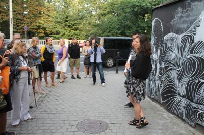 Finał rezydencji artystycznych BEYOND TIME/ POZA CZASEM 2013, kuratorka Izabela Ołdak prezentuje mural Awera pt. Impossible Fusion na fasadzie Galerii Bielskiej BWA