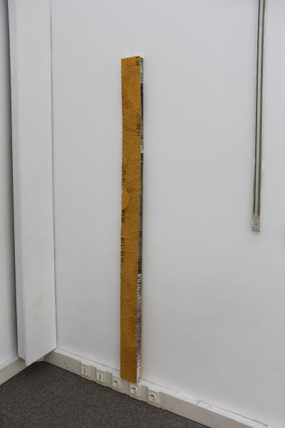 PIOTR ŁAKOMY, Bez tytułu, 2015, taśma drogowa, aluminiowy plaster miodu, lakier, ok. 183 x 12 x 3 cm 