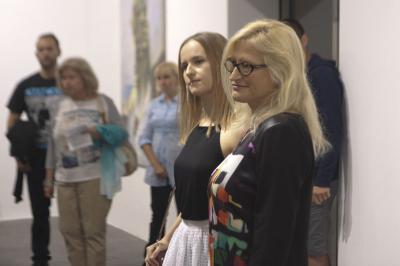 Wernisaż Wystawa Ewy Juszkiewicz – Upadek kusi, od lewej: Ewa Juszkiewicz, Agnieszka Rayzacher - kuratorka wystawy, fot. K. Morcinek