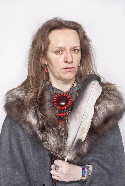 Katarzyna Majak, Bea, ta która słucha lasu, z cyklu Kobiety Mocy, dzięki uprzejmości artystki i Porter Contemporary Gallery.