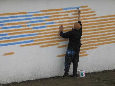 Leon Tarasewicz podczas malowania muralu