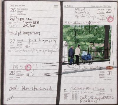 Joanna Wowrzeczka, z cyklu Zdominowani (Ojciec i syn pchają wózek z nic ju ż niewartym złomem, w tle, za krzakami, kościół, Zabrze-Mikulszyce), 2008, akryl na płótnie, 45 x 39 cm