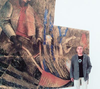Jarosław Modzelewski na tle pracy pt. „Oracz”, zrealizowanej wspólnie z Pawłem Kowalewskim w 1988 roku, fot. Archiwum artysty