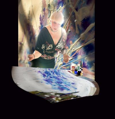 Agnieszka Nowińska w trakcie pracy nad obrazami na wystawę w Galerii Bielskiej BWA, fot. Archiwum artystki