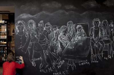 Krystyna Nikiel podczas rysowania muraralu w Galerii Bielskiej BWA