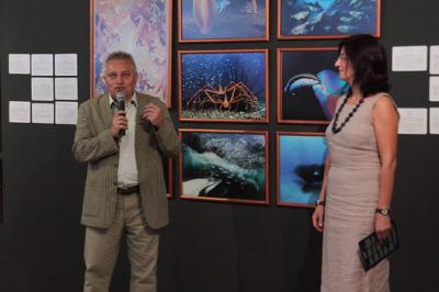 Otwarcie wystawy Fotografia Dzikiej Przyrody 2008, od lewej kurator wystawy w Polsce Jerzy Zegarliński, dyrektor galerii Agata Smalcerz, 3 września 2009, fot. K. Morcinek