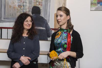 Wernisaż wystawy Krystyny Nikiel MOJE ULUBIONE BARWY, od lewej Agata Smalcerz  - dyrektor Galerii Bielskiej BWA i Krystyna Nikiel