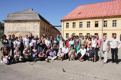 Komarno (Słowacja), 6 wydarzenia projektu „Active Creative” 6 – 8 września 2013 r., fotografia grupowa reprezentantów partnerów podczas zwiedzania systemu fortyfikacji Komarna
