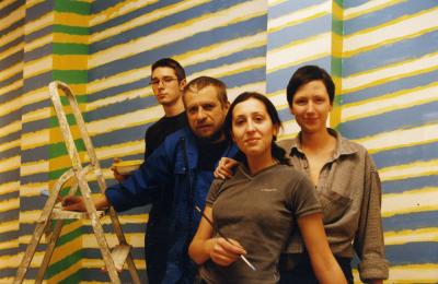 Leon Tarasewicz z uczniami Liceum Plastycznego podczas malowania Ściany, 1999