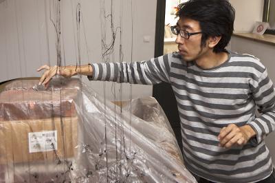 Yasuaki Onishi w trakcie realizacji swojej instalacji, 12 lipca 2011