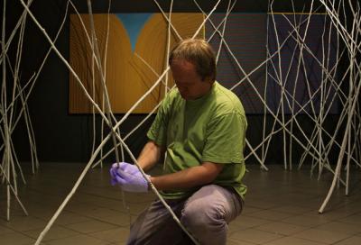 Ernest Zawada podczas realizacji wystawy TUNEL, z cyklu STRUKTUTRA - NATURA, 2009, Galeria Bielska BWA