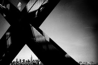 © Andreas H. Bitesnich, Crossing Williamsburg Bridge, New York 2011, wystawa Głębsze odcienie NYC Tokio, fot. archiwum FAF