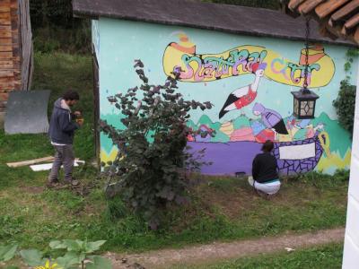 Naza del Rosal & Juan Rico realizują mural na plenerze w Targowie